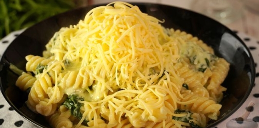 Фото приготовления рецепта: Макароны со шпинатом в сметанно-сырном соусе - шаг №14