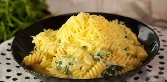 Фото приготовления рецепта: Макароны со шпинатом в сметанно-сырном соусе - шаг №16