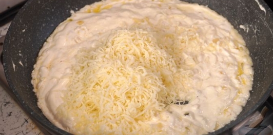 Фото приготовления рецепта: Макароны со шпинатом в сметанно-сырном соусе - шаг №8