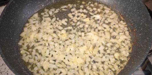 Фото приготовления рецепта: Макароны со шпинатом в сметанно-сырном соусе - шаг №6