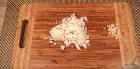 Фото приготовления рецепта: Макароны со шпинатом в сметанно-сырном соусе - шаг №2