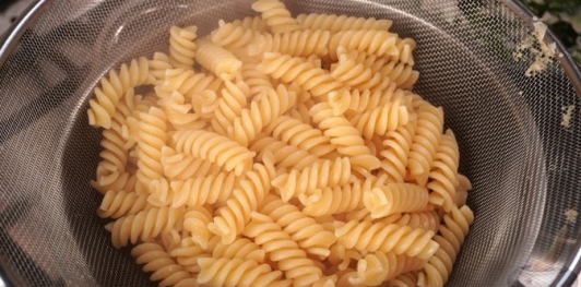 Фото приготовления рецепта: Макароны со шпинатом в сметанно-сырном соусе - шаг №11