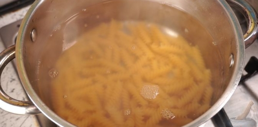 Фото приготовления рецепта: Макароны со шпинатом в сметанно-сырном соусе - шаг №3