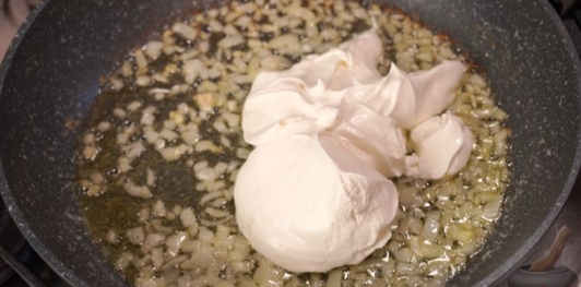 Фото приготовления рецепта: Макароны со шпинатом в сметанно-сырном соусе - шаг №7