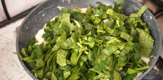 Фото приготовления рецепта: Макароны со шпинатом в сметанно-сырном соусе - шаг №10