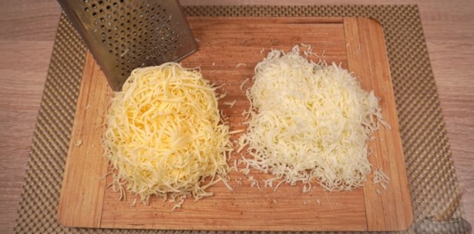 Фото приготовления рецепта: Макароны со шпинатом в сметанно-сырном соусе - шаг №4