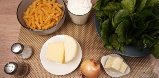 Фото приготовления рецепта: Макароны со шпинатом в сметанно-сырном соусе - шаг №1