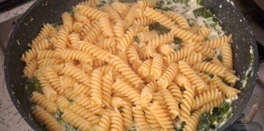 Фото приготовления рецепта: Макароны со шпинатом в сметанно-сырном соусе - шаг №12