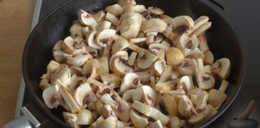 Фото приготовления рецепта: Макароны, запечённые с грибами в сметанно-чесночном соусе и сыром - шаг №3