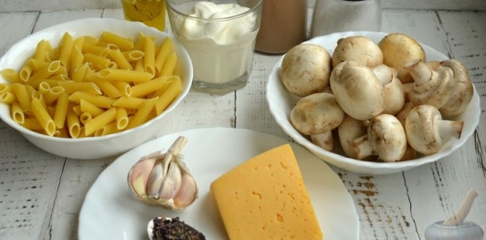 Фото приготовления рецепта: Макароны, запечённые с грибами в сметанно-чесночном соусе и сыром - шаг №1