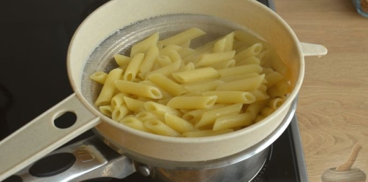 Фото приготовления рецепта: Макароны, запечённые с грибами в сметанно-чесночном соусе и сыром - шаг №9