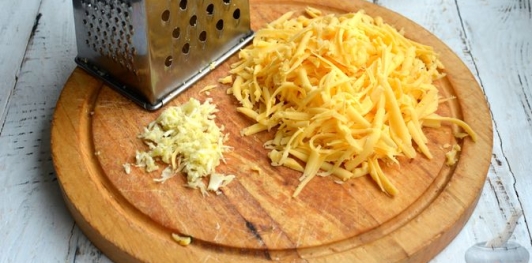 Фото приготовления рецепта: Макароны, запечённые с грибами в сметанно-чесночном соусе и сыром - шаг №6