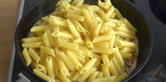 Фото приготовления рецепта: Макароны, запечённые с грибами в сметанно-чесночном соусе и сыром - шаг №10