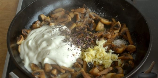 Фото приготовления рецепта: Макароны, запечённые с грибами в сметанно-чесночном соусе и сыром - шаг №7