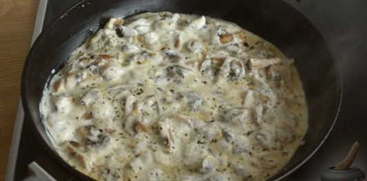 Фото приготовления рецепта: Макароны, запечённые с грибами в сметанно-чесночном соусе и сыром - шаг №8