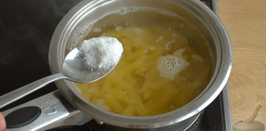 Фото приготовления рецепта: Макароны, запечённые с грибами в сметанно-чесночном соусе и сыром - шаг №5