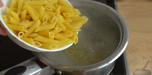 Фото приготовления рецепта: Макароны, запечённые с грибами в сметанно-чесночном соусе и сыром - шаг №4