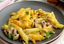 Макароны, запечённые с грибами в сметанно-чесночном соусе и сыром