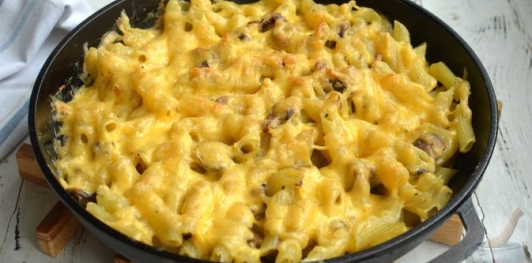 Фото приготовления рецепта: Макароны, запечённые с грибами в сметанно-чесночном соусе и сыром - шаг №12