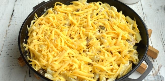 Фото приготовления рецепта: Макароны, запечённые с грибами в сметанно-чесночном соусе и сыром - шаг №11