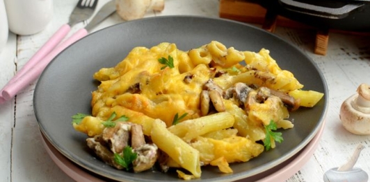 Фото приготовления рецепта: Макароны, запечённые с грибами в сметанно-чесночном соусе и сыром - шаг №13