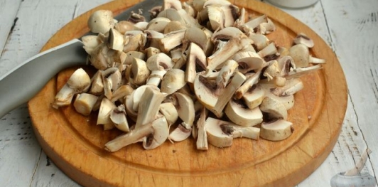 Фото приготовления рецепта: Макароны, запечённые с грибами в сметанно-чесночном соусе и сыром - шаг №2