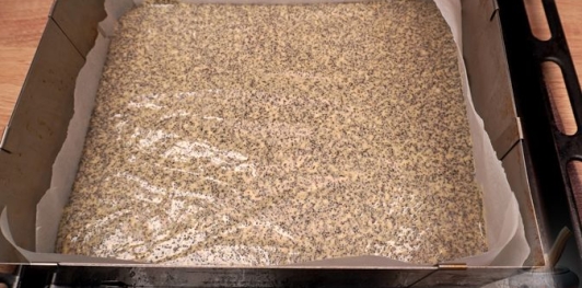 Фото приготовления рецепта: Маковый торт c масляно-заварным кремом - шаг №9