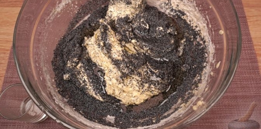 Фото приготовления рецепта: Маковый торт c масляно-заварным кремом - шаг №7