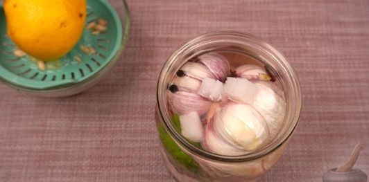 Фото приготовления рецепта: Маринованный молодой чеснок - шаг №10