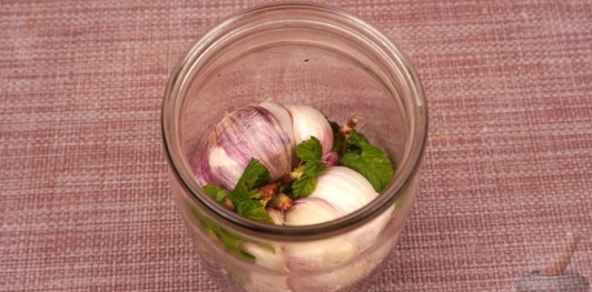 Фото приготовления рецепта: Маринованный молодой чеснок - шаг №3