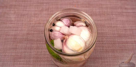 Фото приготовления рецепта: Маринованный молодой чеснок - шаг №12