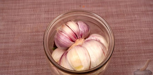 Фото приготовления рецепта: Маринованный молодой чеснок - шаг №5