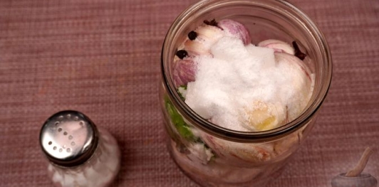 Фото приготовления рецепта: Маринованный молодой чеснок - шаг №8