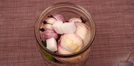 Фото приготовления рецепта: Маринованный молодой чеснок - шаг №7