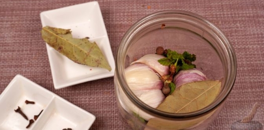 Фото приготовления рецепта: Маринованный молодой чеснок - шаг №4