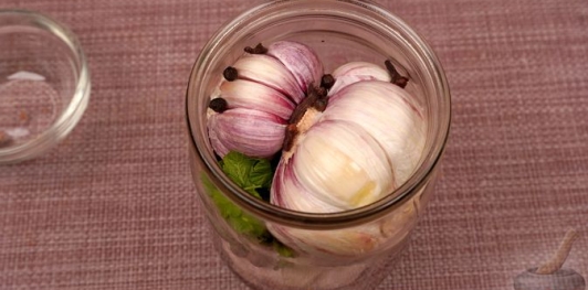 Фото приготовления рецепта: Маринованный молодой чеснок - шаг №6