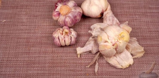 Фото приготовления рецепта: Маринованный молодой чеснок - шаг №2