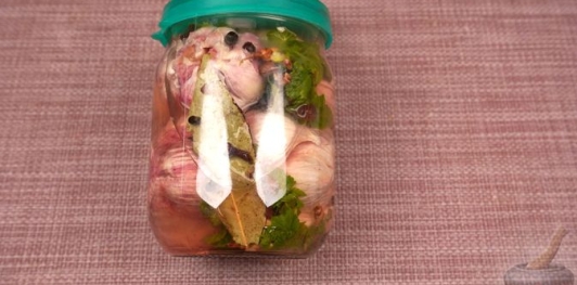 Фото приготовления рецепта: Маринованный молодой чеснок - шаг №13