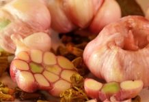 Маринованный молодой чеснок