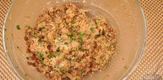 Фото приготовления рецепта: Мясные котлеты с зелёной чечевицей - шаг №16