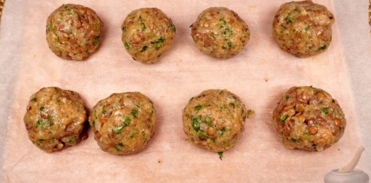 Фото приготовления рецепта: Мясные котлеты с зелёной чечевицей - шаг №17