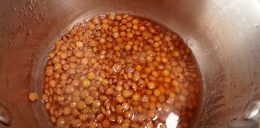 Фото приготовления рецепта: Мясные котлеты с зелёной чечевицей - шаг №3