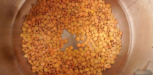 Фото приготовления рецепта: Мясные котлеты с зелёной чечевицей - шаг №2