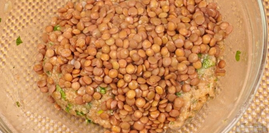 Фото приготовления рецепта: Мясные котлеты с зелёной чечевицей - шаг №15