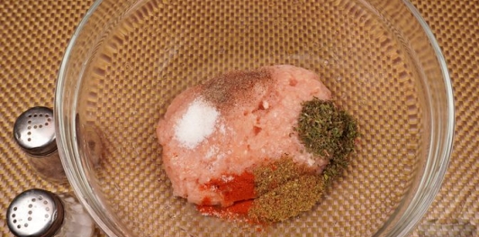 Фото приготовления рецепта: Мясные котлеты с зелёной чечевицей - шаг №5