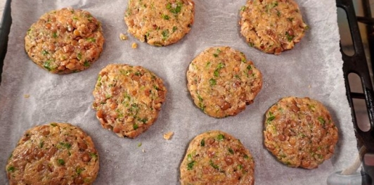 Фото приготовления рецепта: Мясные котлеты с зелёной чечевицей - шаг №18