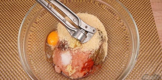 Фото приготовления рецепта: Мясные котлеты с зелёной чечевицей - шаг №7