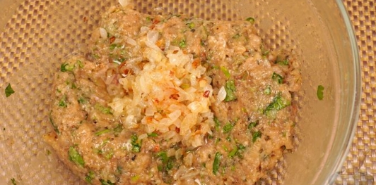 Фото приготовления рецепта: Мясные котлеты с зелёной чечевицей - шаг №14