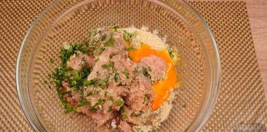 Фото приготовления рецепта: Мясные котлеты с зелёной чечевицей - шаг №9