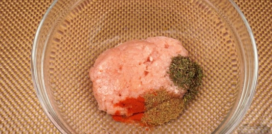 Фото приготовления рецепта: Мясные котлеты с зелёной чечевицей - шаг №4